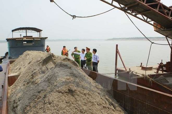 Nhiều trường hợp vi phạm khai thác cát đã bị xử lý. ảnh: TTXVN.