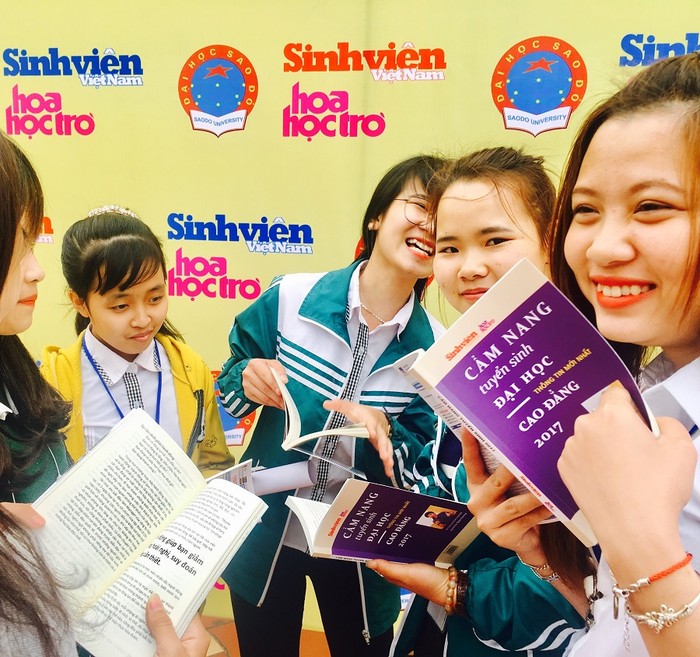 Trong khuôn khổ chương trình “Một ngày làm sinh viên”, báo Sinh Viên Việt Nam – Hoa Học Trò đã chính thức ra mắt “Cẩm nang tuyển sinh ĐH-CĐ 2017”