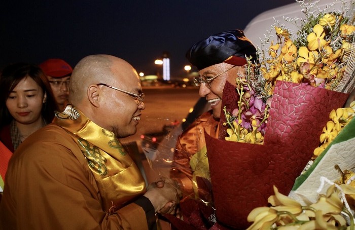 Thượng tọa Thích Thanh Phong - Trụ trì chùa Vĩnh Nghiêm chào đón Đức Gyalwang Drukpa.