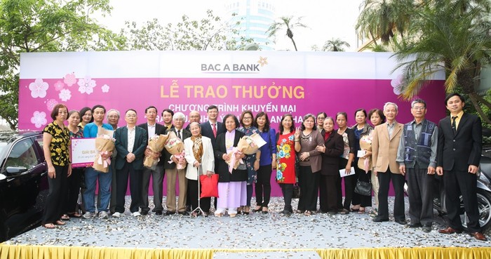 Nhiều khách hàng khác của Bac A Bank cũng may mắn giành các giải thưởng có giá trị như: Xe máy SH 150i;iPhone 7 Plus (128Gb);1 chỉ vàng SJC 9999.