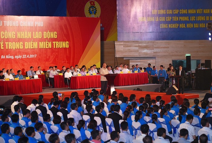 Hơn 2000 công nhân miền Trung đối thoại cùng Thủ tướng. ảnh: VGP.