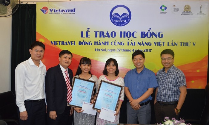 Vietravel tặng hai suất học bổng, mỗi suất trị giá 10 triệu đồng cho hai sinh viên Khoa Du lịch, Trường Đại học Khoa học Xã hội và Nhân văn.