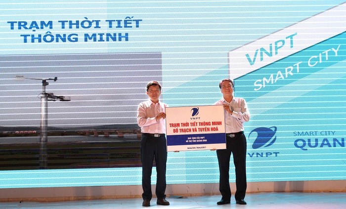 Đại diện cho VNPT, Chủ tịch HĐTV VNPT Trần Mạnh Hùng trao tượng trưng 02 trạm thời tiết thông minh cho đại diện UBND tỉnh Quảng Bình – ông Nguyễn Hữu Hoài, Chủ tịch UBND tỉnh Quảng Bình