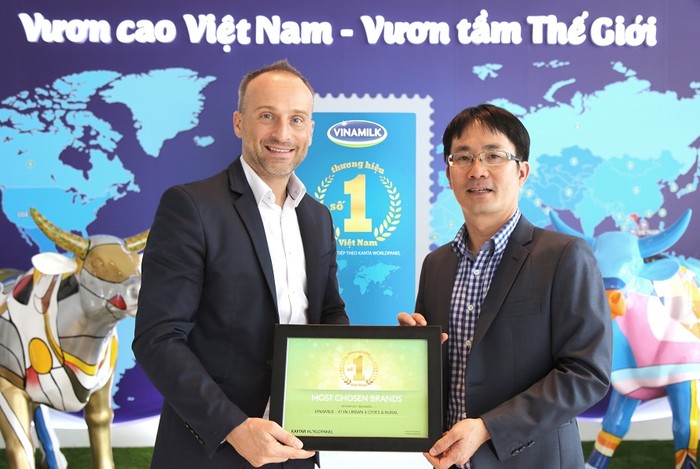 Ông David Anjoubault, Tổng Giám đốc Kantar World Panel trao chứng nhận “Thương hiệu số 1 Việt Nam” cho Ông Phan Minh tiên – Giám đốc điều hành Vinamilk