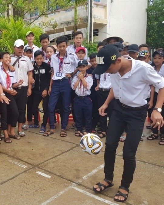 Thi tâng bóng tại trường Trần Thới (Cà Mau).