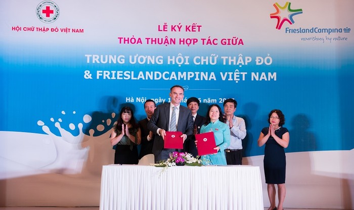 Ký kết hợp tác giữa hội chữ thập đỏ Việt Nam và Công ty FrieslandCampina Việt Nam.