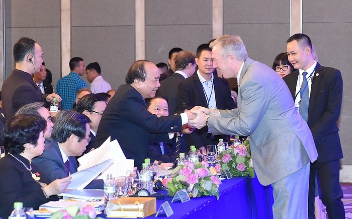 Thủ tướng chào đón các nhà đầu tư đến Hà Nội. ảnh: VGP.