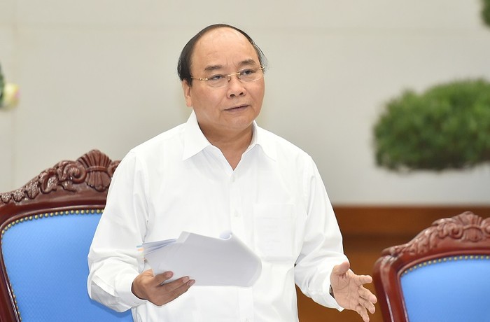 Thủ tướng Nguyễn Xuân Phúc đã nhiều lần đối thoại với doanh nghiệp, với công nhân và trực tiếp tặng tiền cho công nhân có hoàn cảnh khó khăn xây nhà. ảnh: VGP.