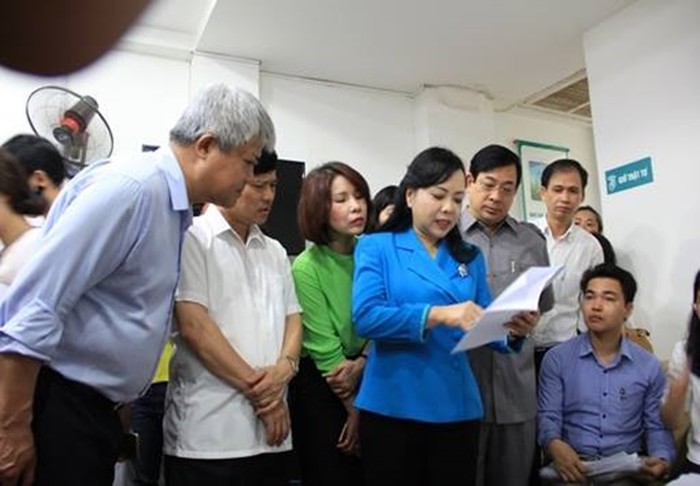 Bộ trưởng Bộ Y tế Nguyễn Thị Kim Tiến kiểm tra công tác khám chữa bệnh tại một phòng khám tư nhân trên địa bàn Hà Nội. Ảnh Sức Khỏe Và Đời Sống.
