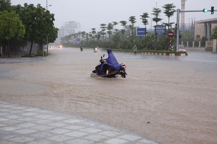 Sau bão số 2, mưa liên tiếp khiến một số đoạn phố tại Hà Nội bị ngập, ảnh hưởng rất lớn tới đời sống của người dân. ảnh: TTXVN.