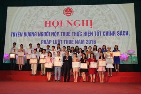 Ông Nguyễn Thế Mạnh - Phó Tổng cục trưởng, kiêm Cục Thuế Thành phố Hà Nội trao bằng khen cho các doanh nghiệp.