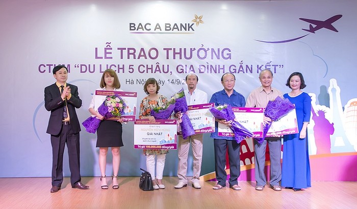 Trao thưởng cho khách hàng giành giải nhất. ảnh: VTH.