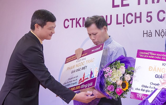 Đại diện Bac A Bank trao giải đặc biệt cho khách hàng Phạm Ngọc Trác. ảnh: VTH.