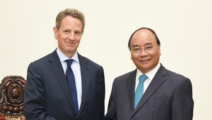 Thủ tướng Nguyễn Xuân Phúc tiếp ông Timothy Geithner, cựu Bộ trưởng Tài chính Hoa Kỳ, Chủ tịch Tập đoàn tài chính Warburg Pincus. ảnh: vgp.
