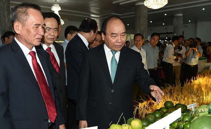 Thủ tướng Nguyễn Xuân Phúc thăm các gian hàng tại Hội nghị xúc tiến đầu tư tỉnh Hậu Giang. ảnh: vgp.