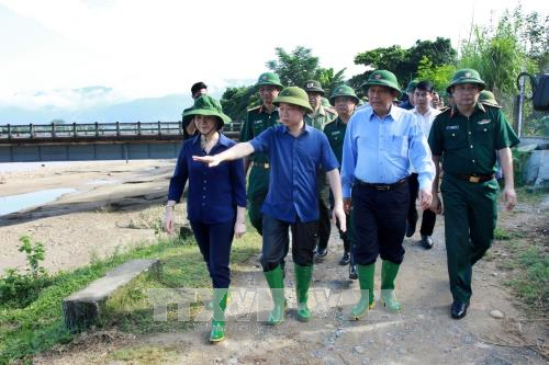 Phó Thủ tướng Trương Hòa Bình thị sát hiện trường bị thiệt hại do mưa lũ tại phường Cầu Thia, thị xã Nghĩa Lộ. ảnh: TTXVN.