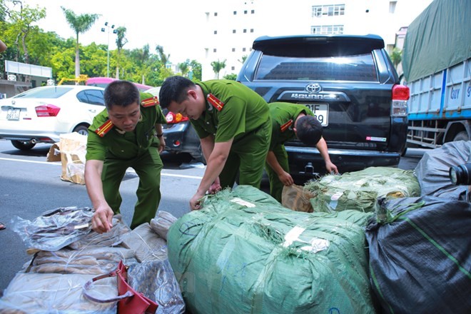 Phát hiện túi xách, ví giả nhiều thương hiệu nổi tiếng thế giới. ảnh: Vietnam+