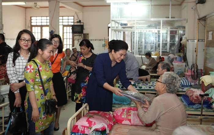 ... và các cụ già có hoàn cảnh khó khăn.