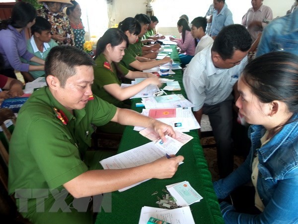 Các loại thủ tục hành chính ngày càng được đơn giản hóa, tạo thuận lợi cho người dân. ảnh minh họa: TTXVN.