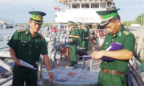 Bộ đội Biên phòng bắt giữ tàu buôn lậu trên biển. ảnh: Công an nhân dân.