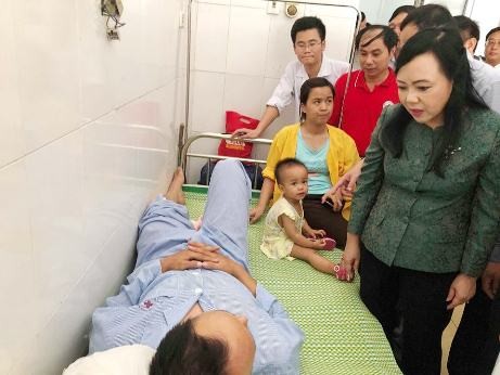 Bộ trưởng Y tế thăm hỏi, động viên nạn nhân vụ lật tàu ở Thanh Hóa. ảnh: moh.gov.vn