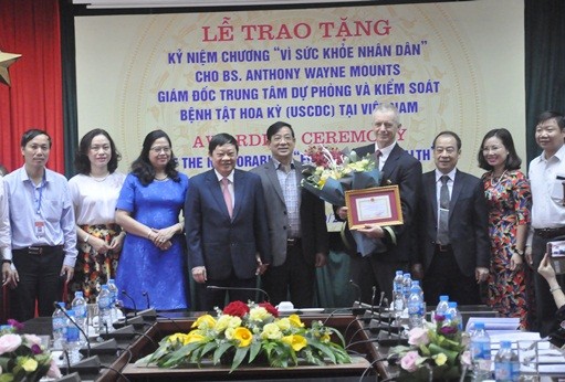 Bộ Y tế đã trao kỷ niệm chương Vì sức khỏe nhân dân cho Giám đốc Trung tâm Dự phòng kiểm soát bệnh tật Hoa Kỳ tại Việt Nam - Giáo sư Anthonny Wanye Mounts.