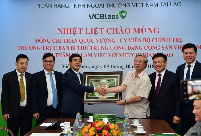 Thường trực Ban Bí thư - đồng chí Trần Quốc Vượng tặng quà cho Ban lãnh đạo Vietcombank và Vietcombank Lào nhân chuyến thăm và làm việc với Vietcombank.