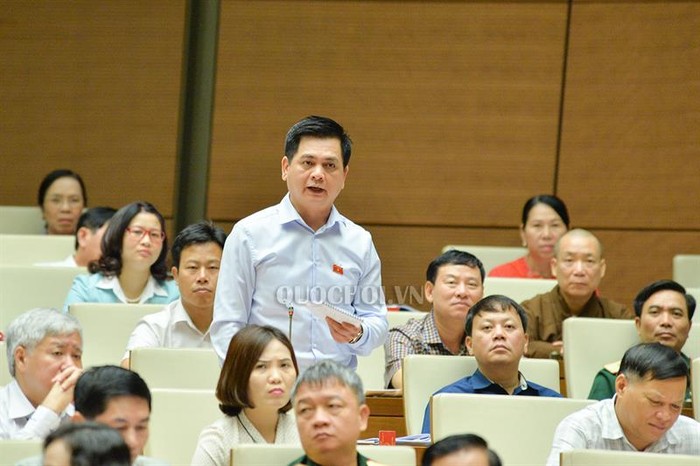 Đại biểu Nguyễn Lâm Thành chỉ rõ có sự lãng phí rất lớn từ quản lý sử dụng đất nông lâm trường. ảnh: quochoi.vn