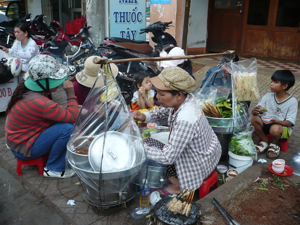 Rất nhiều nguy cơ từ thức ăn đường phố.