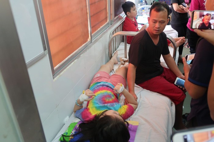 11 trẻ nhỏ được chuyển lên điều trị tại Bệnh viện Nhi đồng 1.