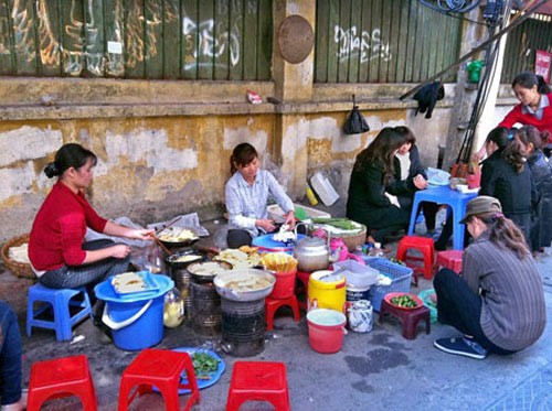 Nhiều người có thói quen ăn uống trên vỉa hè.