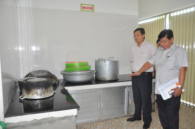 Cán bộ Sở Y tế Hà Nội kiểm tra bếp ăn Trường mầm non Xuân Nộn.