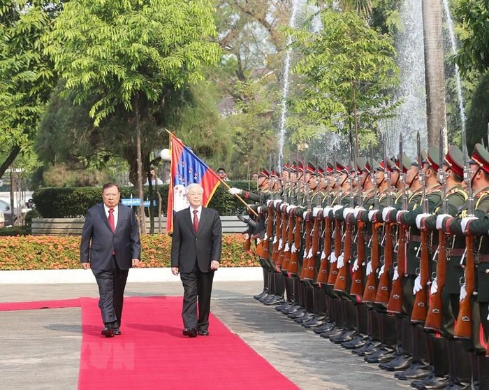 Tổng Bí thư, Chủ tịch nước Lào Bounnhang Vorachith và Tổng Bí thư, Chủ tịch nước Nguyễn Phú Trọng duyệt đội danh dự Quân đội nhân dân Lào tại Lễ đón chính thức. ảnh: TTXVN.