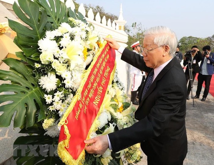 Tổng Bí thư, Chủ tịch nước Nguyễn Phú Trọng đặt vòng hoa tưởng niệm anh hùng liệt sĩ Lào. ảnh: TTXVN.