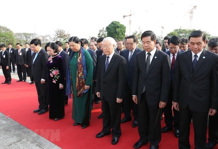 Tổng Bí thư, Chủ tịch nước Nguyễn Phú Trọng và đoàn đại biểu viếng đài tưởng niệm anh hùng liệt sĩ Lào.