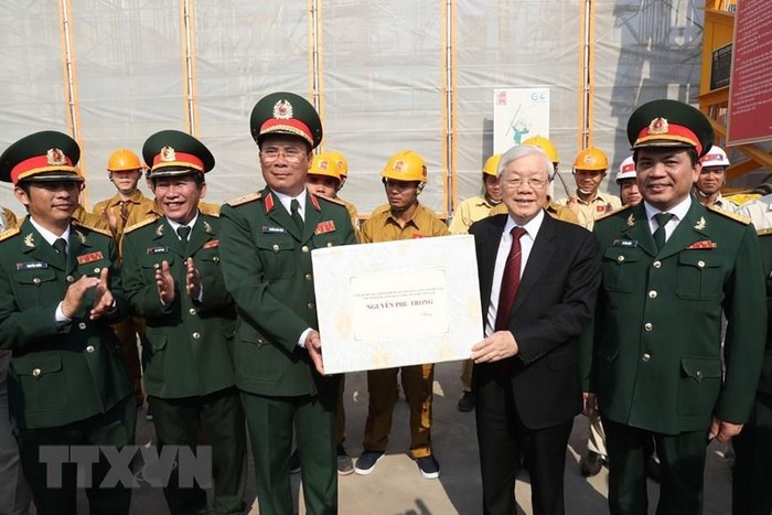 Tổng Bí thư, Chủ tịch nước Nguyễn Phú Trọng tặng quà chiến sĩ đang làm việc tại công trình nhà quốc hội Lào. ảnh: TTXVN.