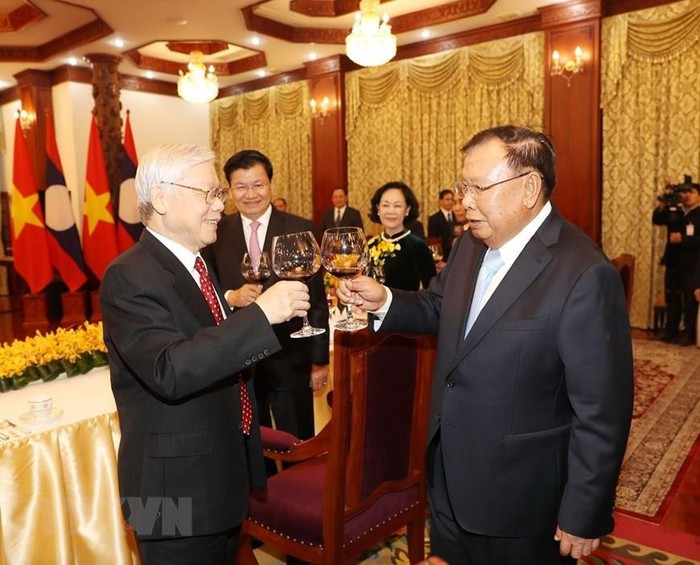 Tổng Bí thư, Chủ tịch nước Lào Bounnhang Vorachith chủ trì chiêu đãi trọng thể chào mừng Tổng Bí thư, Chủ tịch nước Nguyễn Phú Trọng và đoàn cấp cao Việt Nam. ảnh: TTXVN.