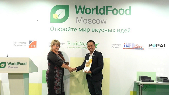 Đại diện Ban tổ chức World Food Moscow 2018 trao giải Vàng cho sản phẩm TH SCHOOL MILK.