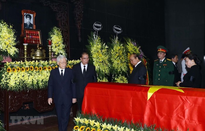 Đoàn Ban Chấp hành Trung ương Đảng do Tổng Bí thư, Chủ tịch nước Nguyễn Phú Trọng làm Trưởng đoàn viếng Trung tướng Đồng Sỹ Nguyên. (Ảnh: Doãn Tấn/TTXVN)