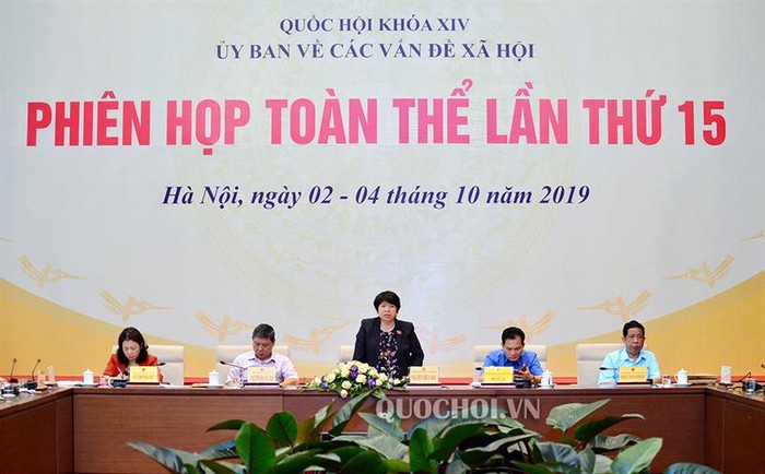 Ủy ban Về các vấn đề Xã hội thẩm tra báo cáo của Chính phủ về việc thực hiện nghị quyết 68 /2013/QH13 đẩy mạnh chính sách, pháp luật về Bảo hiểm y tế, tiến tới Bảo hiểm y tế toàn dân.