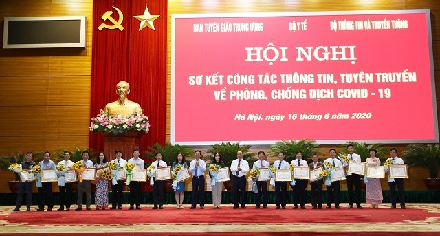 Trao bằng khen của Thủ tướng Chính phủ cho 18 tập thể vì đã có thành tích xuất sắc trong công tác truyền thông về phòng, chống COVID-19.