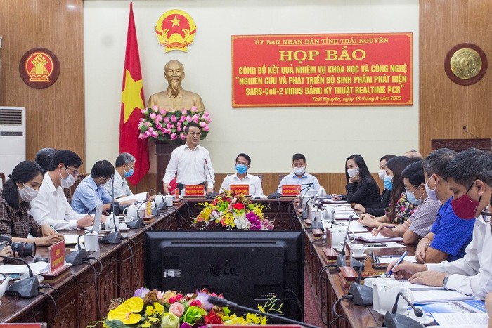 Giáo sư Phạm Hồng Quang - Bí thư Đảng ủy, Giám đốc Đại học Thái Nguyên phát biểu tại họp báo. ảnh: TL.