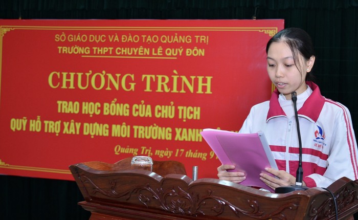 Đại diện 45 học sinh xuất sắc phát biểu cảm ơn tấm lòng, sự sẻ chia của bà Đỗ Liên. Ảnh: TM.