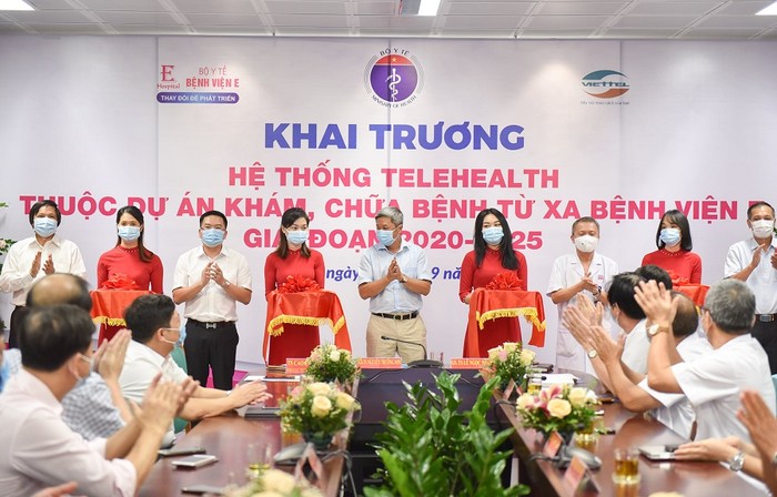 Cắt băng khai chương hệ thống Telehealth - khám chữa bệnh từ xa.