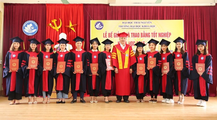 Trường Đại học Khoa học trao bằng tốt nghiệp cho tân sinh viên. ảnh: TL.