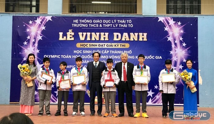 Ông Đào Ngọc Thanh (bên phải) - Chủ tịch Hội đồng Quản trị Vinaconex (đơn vị đầu tư xây dựng, phát triển hệ thống giáo dục Lý Thái Tổ) và thầy Trịnh Hùng Sơn - Hiệu trưởng Trường THCS và THPT Lý Thái Tổ trao giấy khen cho những học sinh đạt giải.