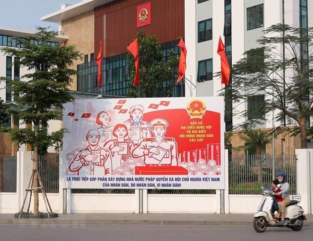 Tranh tuyên truyền, cổ động bầu cử được đặt trước Quận ủy Đống Đa. (Ảnh: Hoàng Hiếu/TTXVN)