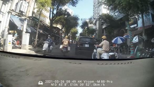 Hai chiến sĩ Cảnh sát giao thông quận 5 (Thành phố Hồ Chí Minh) dùng xe mô tô đặc chủng dẫn đường đưa sản phụ đẻ &quot;rớt&quot; trên xe nhanh chóng nhập viện cấp cứu. Ảnh chụp từ clip.