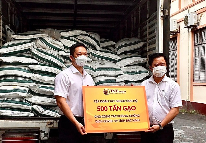 Đại diện T&amp;T Group trao ủng hộ tỉnh Bắc Ninh 500 tấn gạo và 2,5 tỷ đồng.