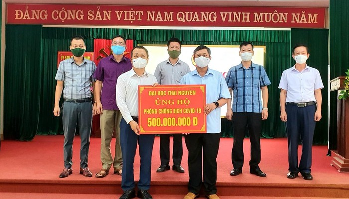 Thường trực Ủy ban Mặt trận Tổ quốc tỉnh tiếp nhận ủng hộ của Đại học Thái Nguyên.